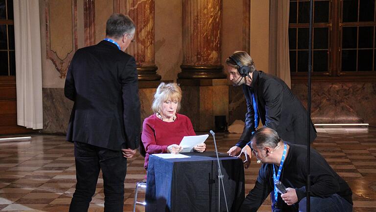 Hannelore Hoger kurz ihrem Live-Stream-Auftritt im Kaisersaal der Würzburger Residenz.