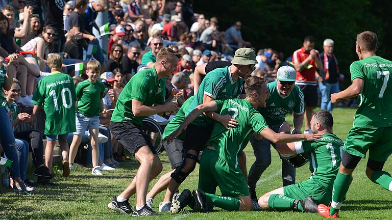 Die SpVgg Hambach feiert den den Treffer zum 3:1 von Markus Ziegler (2. von rechts). Der war so etwas wie die halbe Miete zum Klassenerhalt.