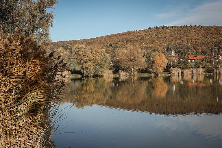 Der Nassacher See ist ein Stausee. Er soll der Bewässerung der umliegenden landwirtschaftlich genutzten Felder dienen.&nbsp;