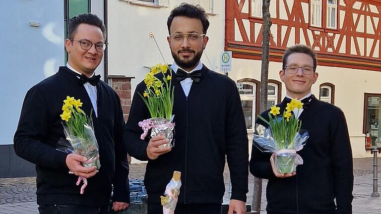 &nbsp;Jannis Baroke, Emre Cakir und Timo Schröder werden zum Weltfrauentag am 8. März in Marktheidenfeld Blumen verteilen.