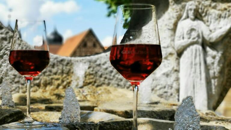 Ein Glas Wein in froher Runde zu genießen, das ist am Marktplatzbrunnen in Gerolzhofen voraussichtlich auch 2024 möglich. Die Stadt hat für ihren Brunnenschoppen nun aber eine Konzession statt einer Gestattung beantragt. Gleichwohl liegt die Genehmigung aktuell noch nicht vor.