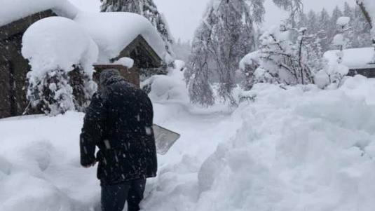 Fast hüfthoch lag der Schnee vor der Hütte von Thomas und Gerhild Ahnert am Dienstag. Das ist Schnee von gestern: Mittlerweile kamen noch ordentlich Flocken dazu. Das Foto zeigt Thomas Ahnert beim Früh-, Mittag-, Nachmittag-, Abend- und Nachtsport: Schneeschippen. Foto: Gerhild Ahnert       -  Fast hüfthoch lag der Schnee vor der Hütte von Thomas und Gerhild Ahnert am Dienstag. Das ist Schnee von gestern: Mittlerweile kamen noch ordentlich Flocken dazu. Das Foto zeigt Thomas Ahnert beim Früh-, Mittag-, Nachmittag-, Abend- und Nachtsport: Schneeschippen. Foto: Gerhild Ahnert