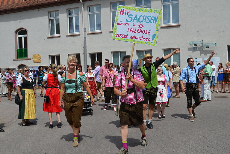 Die Remlers 2015 beim Versuch der Frammersbacher, mit dem längsten Dirndl- und Lederhosenumzug ins Guinness-Buch der Rekorde zu kommen. Die Sachsen gestehen, noch in die Lederhose reinwachsen zu müssen.
