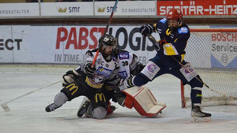 Auch Nils Melchior (rechts) gelang es nicht, den Buchloer Goalie Johannes Wiedemann zu überwinden. Erst im Penaltyschießen triumphierten die Schweinfurter Mighty Dogs.