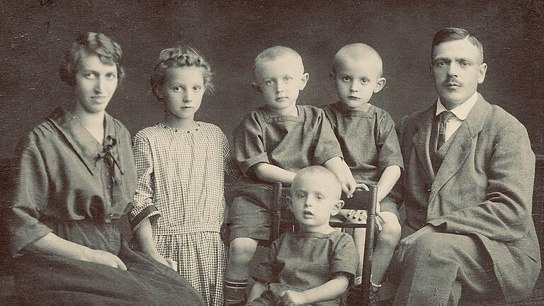 Elsbeth und Nikolaus Langmandel am 15. August 1924 im Fotoatelier von Fritz Jäger in der Würzburger Domerschulstraße. Hinten stehen die Kinder Elisabeth (6), Gregor (4) und  Hermann (3), vorne sitzt der zweijährige Michael.