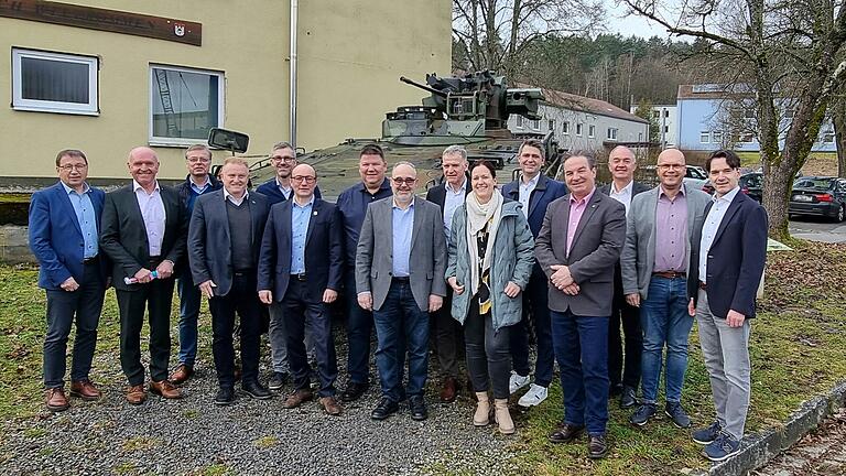 Bei der Bezirksverbandsversammlung des Bayerischen Gemeindetags in Mellrichstadt begrüßten Bürgermeister Michael Kraus und sein Stellvertreter Michael Gottwald (Fünfter und Siebter von rechts) sowie Landrat Thomas Habermann (Zweiter von links) die Gäste im Dokumentationszentrum Hainbergkaserne.&nbsp;