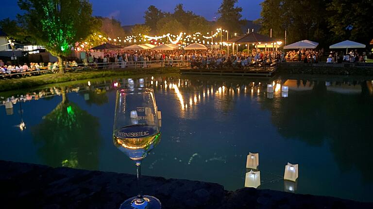 See und beleuchtete Schlossruine bilden eine besondere Kulisse für das Großlangheimer Weinfest.