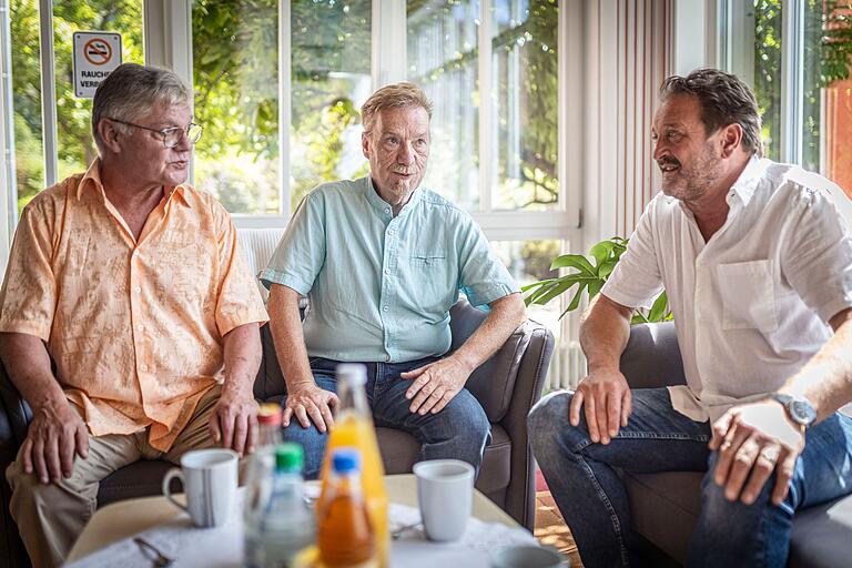 Klaus Spyra und Hermann Ammon im Gespräch mit dem Leiter des Nicolhauses, Gregor Koob. Spyra sagt: 'Ich glaube, in diesem Zimmer habe ich die Mondlandung gesehen.' Klaus Spyra und Hermann Ammon im Gespräch mit dem Leiter des Nicolhauses, Gregor Koob. Spyra sagt: 'Ich glaube, in diesem Zimmer habe ich die Mondlandung gesehen.'