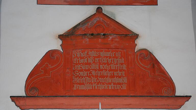 Die Inschrift belegt Fürstbischof Julius Echter als Bauherr. Die Inschrift belegt Fürstbischof Julius Echter als Bauherr.