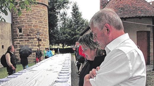 Aktion &bdquo;Unbezahlbar&ldquo;: Ende Juni 2014 waren in Gerolzhofen Tische und Teller beschrieben worden. Im Februar und März werden einige in Johanniskapelle und Stadtpfarrkirche zu sehen sein.