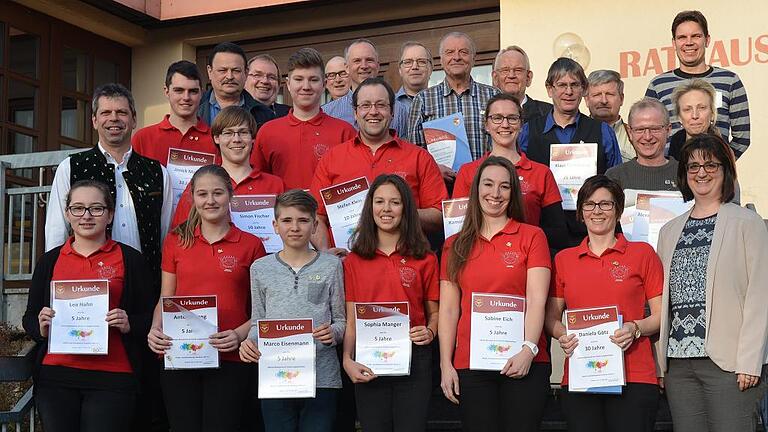 MV Heustreu Ehrungen       -  Zahlreiche Aktive des Musikvereins Heustreu sowie langjährige passive Mitglieder wurden in der Jahreshauptversammlung geehrt. Glückwünsche gab es von der Kreisvorsitzenden des Nordbayerischen Musikbundes, Renate Haag (rechts), dem Vorsitzenden des Musikvereins Lorenz Manger (links) und Bürgermeister Ansgar Zimmer (hinten links).FOTO: Stefan Kritzer