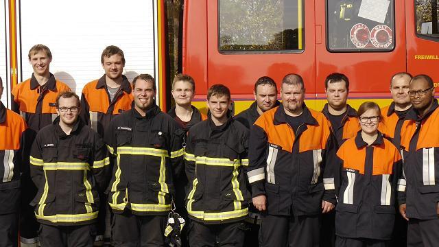 Feuerwehr Stadtlauringen ist gut gerüstet       -  (ue)   &bdquo;Ihr müsstet eigentlich mit 50 oder 60 Millionen Euro bezahlt werden&ldquo;, sagte Kreisbrandinspektor Peter Höhn, der in Stadtlauringen die Auszeichnungen für die Leistungsprüfung &bdquo;Die Gruppe im Löscheinsatz&ldquo; verlieh, zusammen mit Schwebheims Kreisbrandmeister Mirco Böhm. Solche Summen seien aber leider nur im Fußball üblich, nicht im Ehrenamt. Die Fehlerquote war marginal, die Leistung top, stellte der KBI fest: &bdquo;Ihr seid eine gut funktionierende Feuerwehr.&ldquo; Zuvor hatte Ausbilder Martin Helbig seine beiden Trupps ganz schön gefordert. Am Ende erhielten alle Feuerwehrleute die Abzeichen für ihre erreichten Leistungsstufen: Pascal Volk (Stufe 2), Simon Hußlein und Peter Sterzinger (Stufe 5), Stefan Eschenbach und Sebastian Feiler (Stufe 4), Andreas Helbig (Stufe 2), Magdalena Brand und Niklas Gock (Stufe 1), Jochen Hümpfner (Stufe 5), James Baker (Stufe 3), Jonathan Lott (Stufe 2) sowie Ronald Kemp (Stufe 1). Über das gute Abschneiden der Wehr freuten sich Erster Kommandant Heiko Saum (links), KBI Peter Höhn (Zweiter von rechts) und KBM Mirco Böhm (ganz rechts).