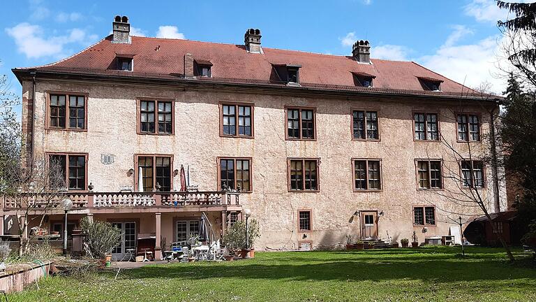 Das Schloss Mühlbach&nbsp; mit der Seite hin zum Park.