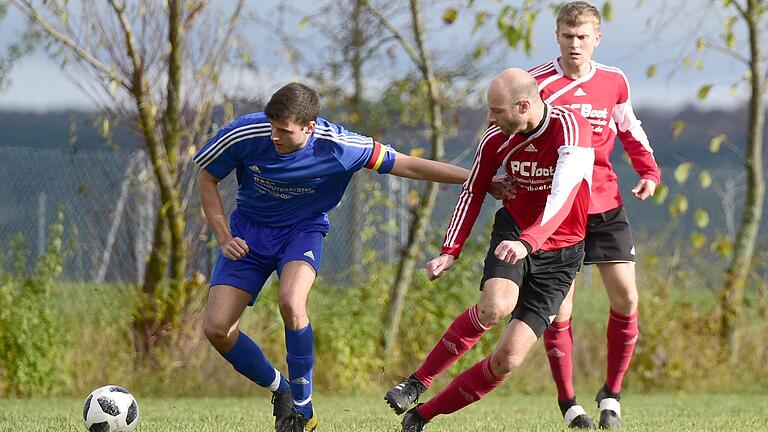 Hohenroths Fußball-Abteilungsleiter Sebastian Straub (vorne, rechts), bei seinem Einsatz im November 2019 gegen die SG Arnshausen II. Hohenroths Fußball-Abteilungsleiter Sebastian Straub (vorne, rechts), bei seinem Einsatz im November 2019 gegen die SG Arnshausen II.