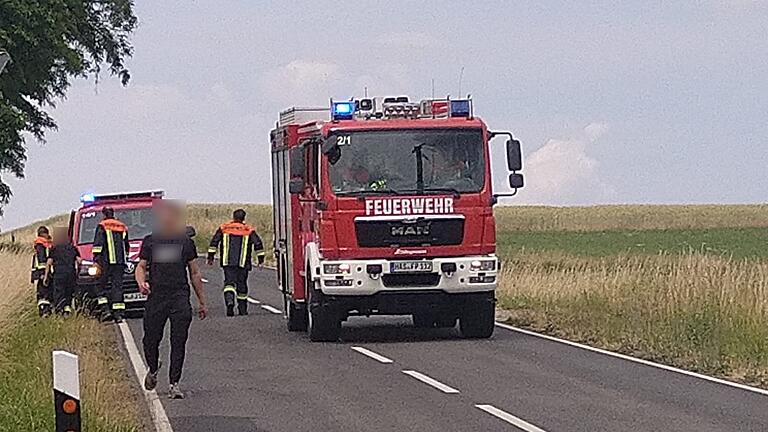 Die Feuerwehren hatten nicht mehr viel zu tun: Ein Landwirt hatte den brennenden Strommast bereits gelöscht. Die Einsatzkräfte kontrollierten die Brandstelle mit einer Wärmebildkamera.