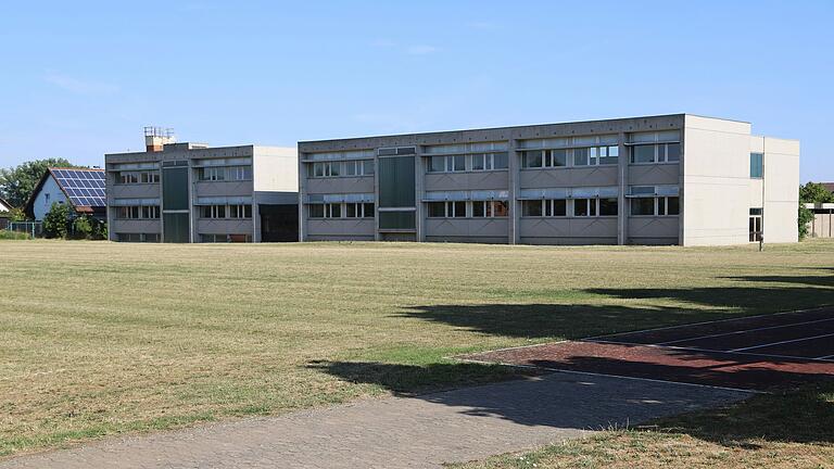 Bald rollen die Bagger: Die ehemalige Hauptschule in Unterspiesheim soll in diesem Jahr abgerissen werden.&nbsp; Der Beginn ist für Juni geplant.