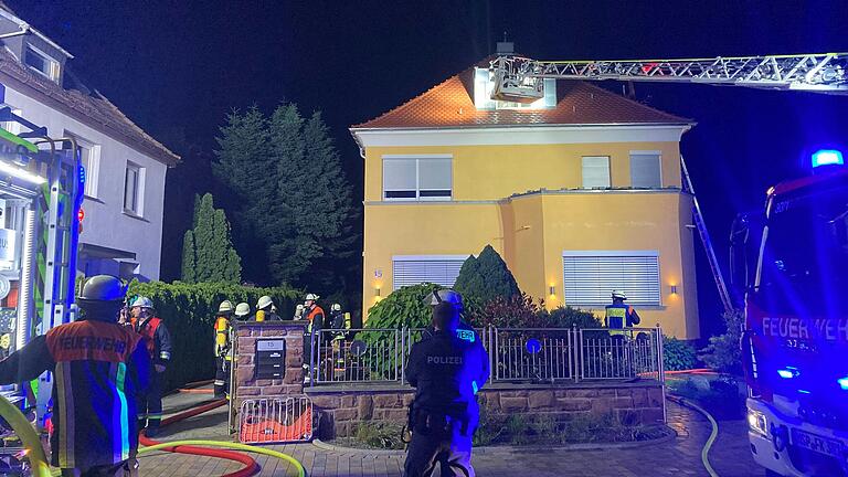 In der Nacht zum Montag ist in einem Wohnhaus in der Karlstadter Schönerstraße ein Feuer ausgebrochen. Die Feuerwehr Karlstadt war mit Drehleiter im Einsatz.