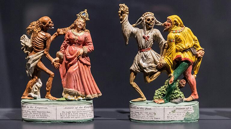 Im spätmittelalterlichen Basler Totentanz, vertreten hier durch putzige Figürchen aus dem 19. Jahrhundert, wird der Tod regelrecht angekumpelt. Im spätmittelalterlichen Basler Totentanz, vertreten hier durch putzige Figürchen aus dem 19. Jahrhundert, wird der Tod regelrecht angekumpelt.