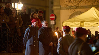 Bundeswehr lädt ein zur Indienststellung und Verleihung des Beinamens 'Mainfranken' an das schwere Logistikbataiollon 467.
Das Heeresmusikkorps Veitshöchheim spielt eine Serenade auf dem Marktplatz in Volkach.