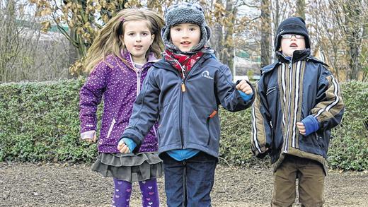 Hoch in die Luft: Celina, Silja und Leon springen um die Wette. Hoch in die Luft: Celina, Silja und Leon springen um die Wette.