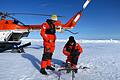 Ein letzter Check: Tobias Mikschl (links) und Michael Strohmeier bereiten auf einer Eisscholle in der Arktis ihren Hexacopter für einen Testflug vor.