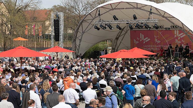 Volles Haus bei der Eröffnung: Vor der Bühne drängten sich Ehrengäste und Besucher.