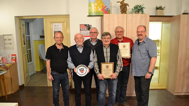 Vorsitzender Klaus Seubert (von rechts) ehrte Gerhard Schäfer, Roland Müller, Werner Panzer und Gerd Müller. Stellvertretender Vorsitzender Frank Meder beglückwünschte die Geehrten.