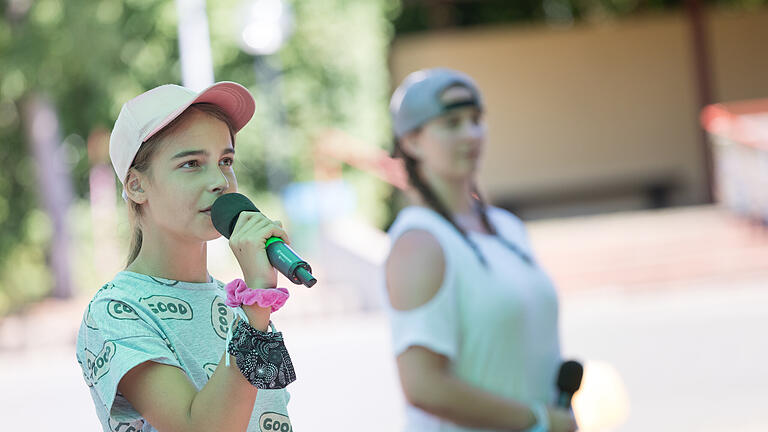 37 Kinder besuchen am Donnerstag (06.08.20) in der Grundschule in Röttingen den Musicalworkshop des Jungen Theaters der Frankenfestspiele.  Innerhalb von fünf Tagen studieren die Kinder und Jugendlichen die berühmte Inszenierung von Andrew Lloyd Webber „Cats – Das Musical! – oder auch: Die Umweltkatzen rocken Röttingen!“ auf dem Pausenhof ein.