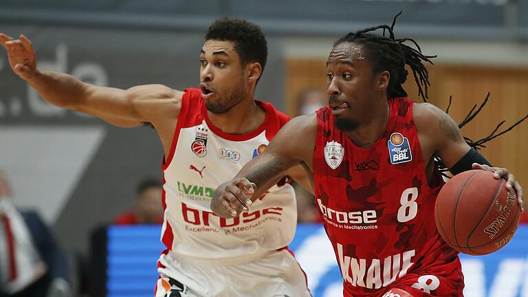 Robert Lowery (am Ball, mit Bambergs Dominic Lockhart) verlieh dem Baskets-Spiel lange vermisste Stabilität.