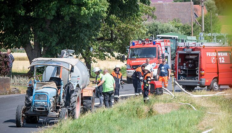 Beim Brand eines Feldes nahe Ansbach vergangene Woche unterstützen zahlreiche Bauern die Feuerwehr mit Wasserfässern. Mit der Aktion 'Red Farmer' soll eine Datenbank mit verfügbaren Landwirten aufgebaut werden, um im Ernstfall schnell an größere Wasservorräte zu gelangen.