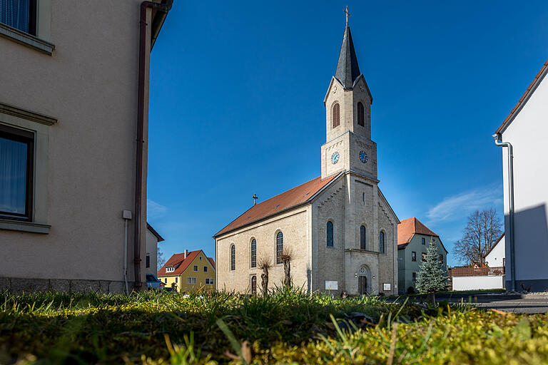 Blick auf die Pfarrkirche St. Peter und Paul in Bieberehren. In dieser Kirche befindet sich einer der ältesten Bildstöcke Frankens von 1432. Blick auf die Pfarrkirche St. Peter und Paul in Bieberehren. In dieser Kirche befindet sich einer der ältesten Bildstöcke Frankens von 1432.