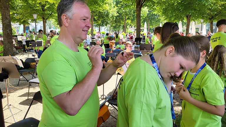Dirigent Sakari Oramo singierte unzählige der grünen T-Shirts. - Dirigent Sakari Oramo singierte unzählige der grünen T-Shirts. Dirigent Sakari Oramo singierte unzählige der grünen T-Shirts. - Dirigent Sakari Oramo singierte unzählige der grünen T-Shirts.