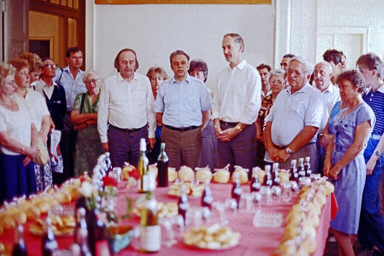 Die Gerolzhöfer Delegation von 1987 mit Bürgermeister Franz Stephan (vorne, Dritter von rechts) an der Spitze. In Elek empfing sie Bürgermeister Istvan Szánto (vorne, Zweiter von rechts) empfing.