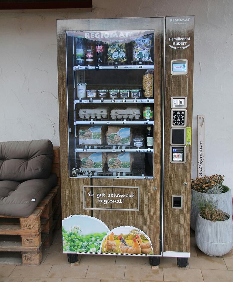 Der 'Regiomat' steht nun seit gut zwei Jahren direkt am Pfadweg. Er funktioniert wie ein handelsüblicher Snack- oder Getränkeautomat. Genutzt wird er auch von vielen Jugendlichen, die regelmäßig Zeit in den nahegelegenen Bauwagen verbringen. Der 'Regiomat' steht nun seit gut zwei Jahren direkt am Pfadweg. Er funktioniert wie ein handelsüblicher Snack- oder Getränkeautomat. Genutzt wird er auch von vielen Jugendlichen, die regelmäßig Zeit in den nahegelegenen Bauwagen verbringen.