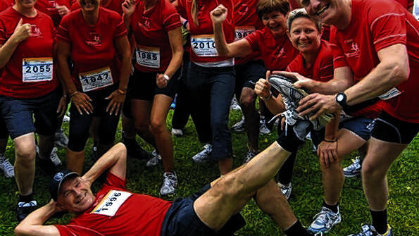 Mit den Kollegen beim Firmenlauf       -  (aj)  Er hat in der Teilnehmerzahl fast den Stadtmarathon erreicht: 3500 Starter waren am Mittwochabend für den 8. Firmenlauf gemeldet. Nach dem Startschuss durch OB Georg Rosenthal gingen die Hobbyathleten auf die 7,4 Kilometer lange Strecke vom Dallenbergbad auf dem Radweg an der Mergentheimer Straße bis zur Alten Mainbrücke &ndash; und von der Wendeschleife am Vierröhrenbrunnen zurück. Während mit Carsten Eich der deutsche Rekordhalter über zehn Kilometer und Halbmarathon mitlief, bestand das Gros des Feldes aus absoluten Amateuren. Viele hatten sich vom Chef oder Kollegen motivieren lassen &ndash; und schnürten gemeinsam die Laufschuhe. So auch 164 Teilnehmer des Landratsamtes Würzburg, das die größte Gruppe stellte und Landrat Eberhard Nuß (liegend) einen Wunsch zum 60. Geburtstag erfüllte. Ausführlicher Bericht folgt.