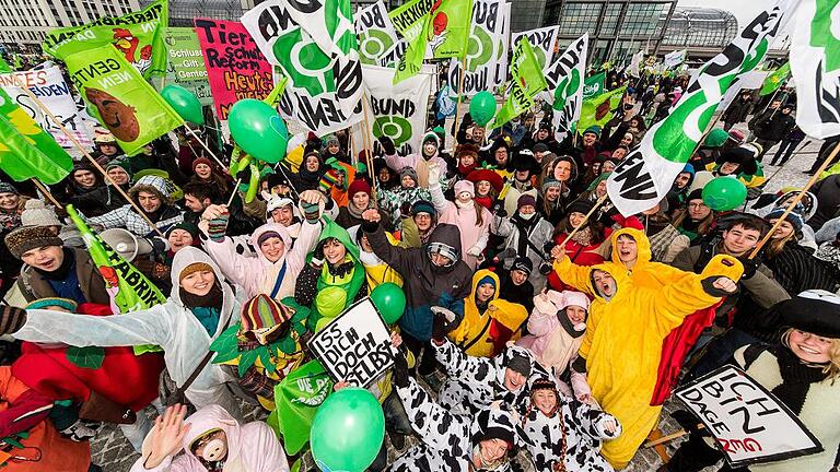 WIR-HABEN-ES-SATT_2013 - Der BUND ist für seinen Umwelt-Einsatz bekannt, wie hier bei einer Demo gegen das EU-Freihandelsabkommen TTIP. Heute wird er 40 Jahre alt. WIR-HABEN-ES-SATT_2013 - Der BUND ist für seinen Umwelt-Einsatz bekannt, wie hier bei einer Demo gegen das EU-Freihandelsabkommen TTIP. Heute wird er 40 Jahre alt.