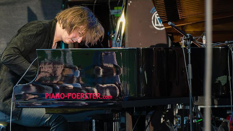 Der aus Schweinfurt stammende Jazz-Pianist Michael Wollny gastierte mit dem Bassisten Christian Weber und dem Schlagzeuger Eric Schaefer zum Auftakt des Kultursommers auf der Open-Air-Bühne am Kessler Field in Schweinfurt. Der aus Schweinfurt stammende Jazz-Pianist Michael Wollny gastierte mit dem Bassisten Christian Weber und dem Schlagzeuger Eric Schaefer zum Auftakt des Kultursommers auf der Open-Air-Bühne am Kessler Field in Schweinfurt.