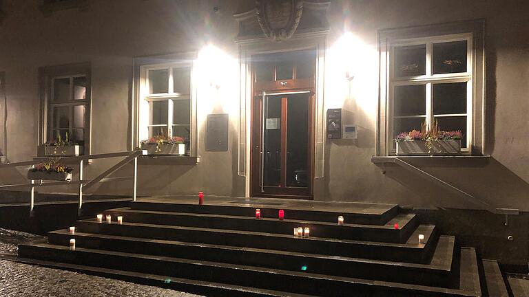 Im Anschluss an die Demonstration durch die Innenstadt am Montag stellten einige Teilnehmer Grablichter auf die Bad Neustädter Rathaustreppe. Im Anschluss an die Demonstration durch die Innenstadt am Montag stellten einige Teilnehmer Grablichter auf die Bad Neustädter Rathaustreppe.