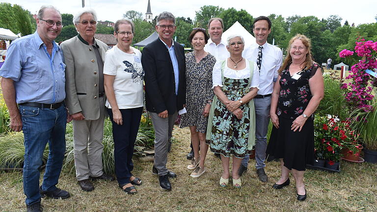 Freuen sich, dass die Gartenträume zum 20. Mal in Traustadt ausgetragen wurden (von links): Karl-Johann Wehner, Martin netter, Christine Unsleber, Frank Bauer, Christine Bender, Michael Geck, Sorya Lippert, Landrat Florian Töpper und Christina Keicher. Freuen sich, dass die Gartenträume zum 20. Mal in Traustadt ausgetragen wurden (von links): Karl-Johann Wehner, Martin netter, Christine Unsleber, Frank Bauer, Christine Bender, Michael Geck, Sorya Lippert, Landrat Florian Töpper und Christina Keicher.