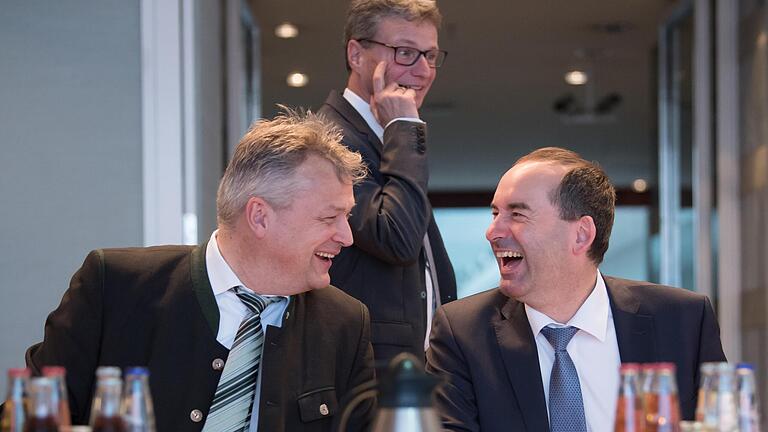 Roli.jpeg       -  Haben gut lachen: Roland Weigert und Hubert Aiwanger holten die einzigen Direktmandate für ihre Partei.