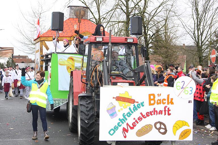 Die Faschingsfreunde Aschfeld feierte ihre erfolgreichen Jungbäckerinnen mit einem Wagen und einer Fußgruppe - und gewann einmal mehr.