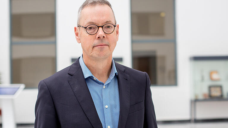 Peter Bofinger in der Neuen Uni Würzburg. Hier hat er seit 1991 den Lehrstuhl für Volkswirtschaftslehre, Geld und internationale Wirtschaftsbeziehungen inne.