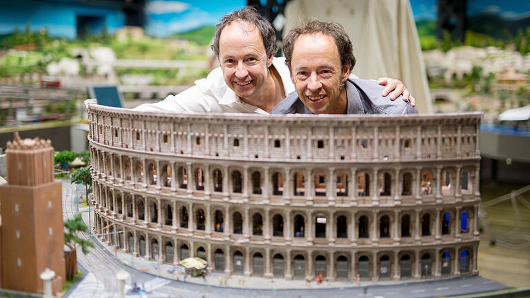 Die Gründer des Miniaturwunderlands in Hamburg, Frederik (links) und Gerrit Braun, gratulieren dem Grundgesetz zum 70-jährigen Bestehen mit einem Video. Die Gründer des Miniaturwunderlands in Hamburg, Frederik (links) und Gerrit Braun, gratulieren dem Grundgesetz zum 70-jährigen Bestehen mit einem Video.