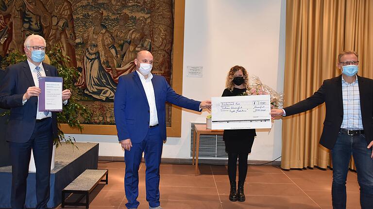 Der 1. Preis geht nach Schweinfurt für das Projekt 'Mediakonie'. Projektleiterin Gloria Mac Lachlan nahm den Preis aus den Händen von Vertretern der Versicherungen, die den Wettbewerb sponsern, entgegen. Links im Bild Pfarrer Michael Bammessel, der Präsident der Diakonie Bayern, der die Urkunden überreichte. Der 1. Preis geht nach Schweinfurt für das Projekt 'Mediakonie'. Projektleiterin Gloria Mac Lachlan nahm den Preis aus den Händen von Vertretern der Versicherungen, die den Wettbewerb sponsern, entgegen. Links im Bild Pfarrer Michael Bammessel, der Präsident der Diakonie Bayern, der die Urkunden überreichte.