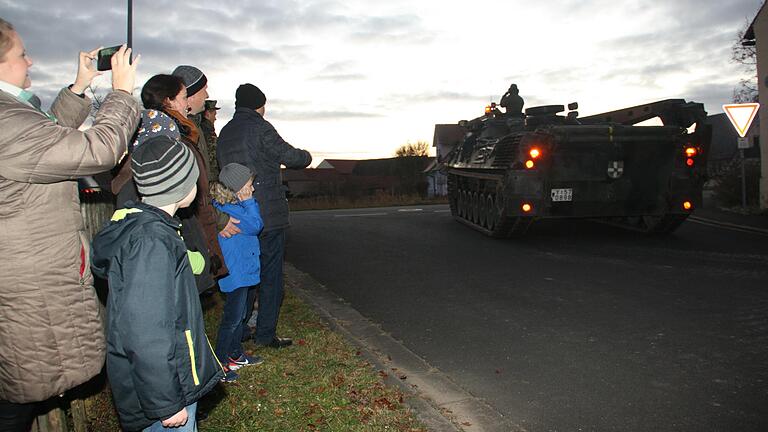 Hautnah erlebten die Menschen in Herlheim die in der Ortschaft übenden Bundeswehreinheiten. Der große Bergepanzer&nbsp; machte kräftig Lärm, als er an den Zuschauern vorbeifuhr.