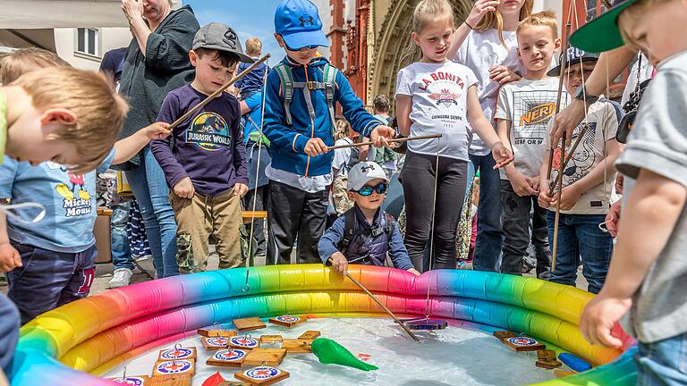 Viele Mitmachangebote wird es am Sonntag beim Internationalen Kinderfest in der Würzburger Innenstadt geben - wie hier im vergangenen Jahr. Viele Mitmachangebote wird es am Sonntag beim Internationalen Kinderfest in der Würzburger Innenstadt geben - wie hier im vergangenen Jahr. 