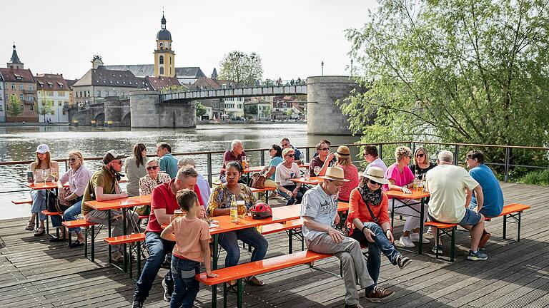 Beliebt: der Kitzinger Stadtschoppen am Stadtbalkon.