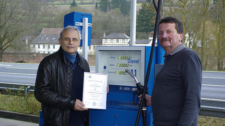 Tankstellenbesitzer Karl-Heinz Beisel überreichte Roland Klemmer (r.) die Ehrenurkunde der IHK Würzburg-Schweinfurt. Foto: Winfried Ehling - Tankstellenbesitzer Karl-Heinz Beisel überreichte Roland Klemmer (r.) die Ehrenurkunde der IHK Würzburg-Schweinfurt. Foto: Winfried Ehling Tankstellenbesitzer Karl-Heinz Beisel überreichte Roland Klemmer (r.) die Ehrenurkunde der IHK Würzburg-Schweinfurt. Foto: Winfried Ehling - Tankstellenbesitzer Karl-Heinz Beisel überreichte Roland Klemmer (r.) die Ehrenurkunde der IHK Würzburg-Schweinfurt. Foto: Winfried Ehling