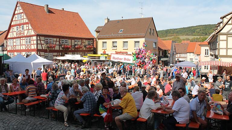 Hier ließ es sich gut verweilen: Die vielen Sitzgelegenheiten, wie hier am Marktplatz, wurden bei dem schönen Wetter von den Marktfestbesuchern gerne angenommen.