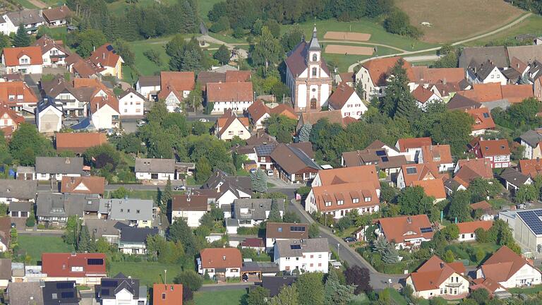Esselbach mit Pfarrkirche und (links davon) dem Rathaus. Esselbach mit Pfarrkirche und (links davon) dem Rathaus.